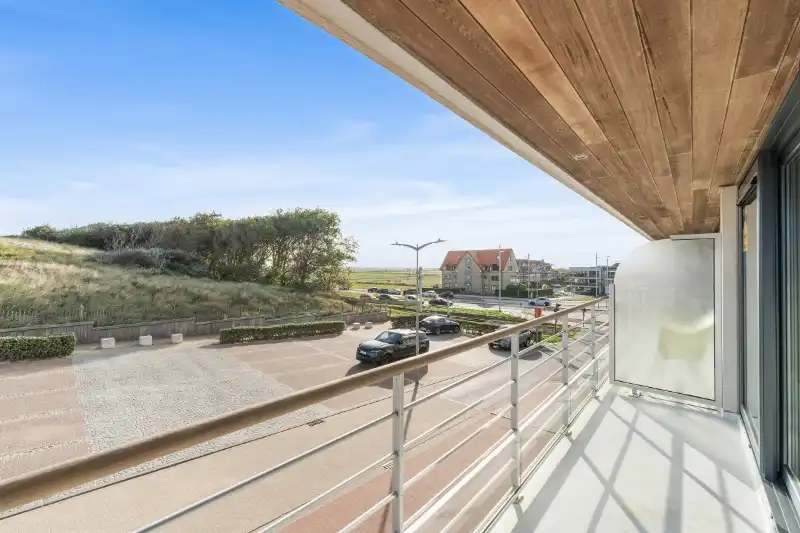 Luxueus appartement met breed terras en zijdelings zeezicht foto 9