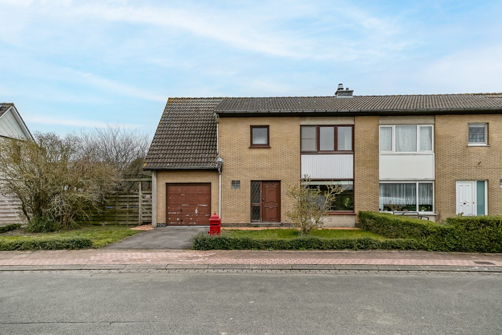 Hoofdfoto van de publicatie: Halfopen gezinswoning met 4 slaapkamers, tuin en garage in Zandvoorde