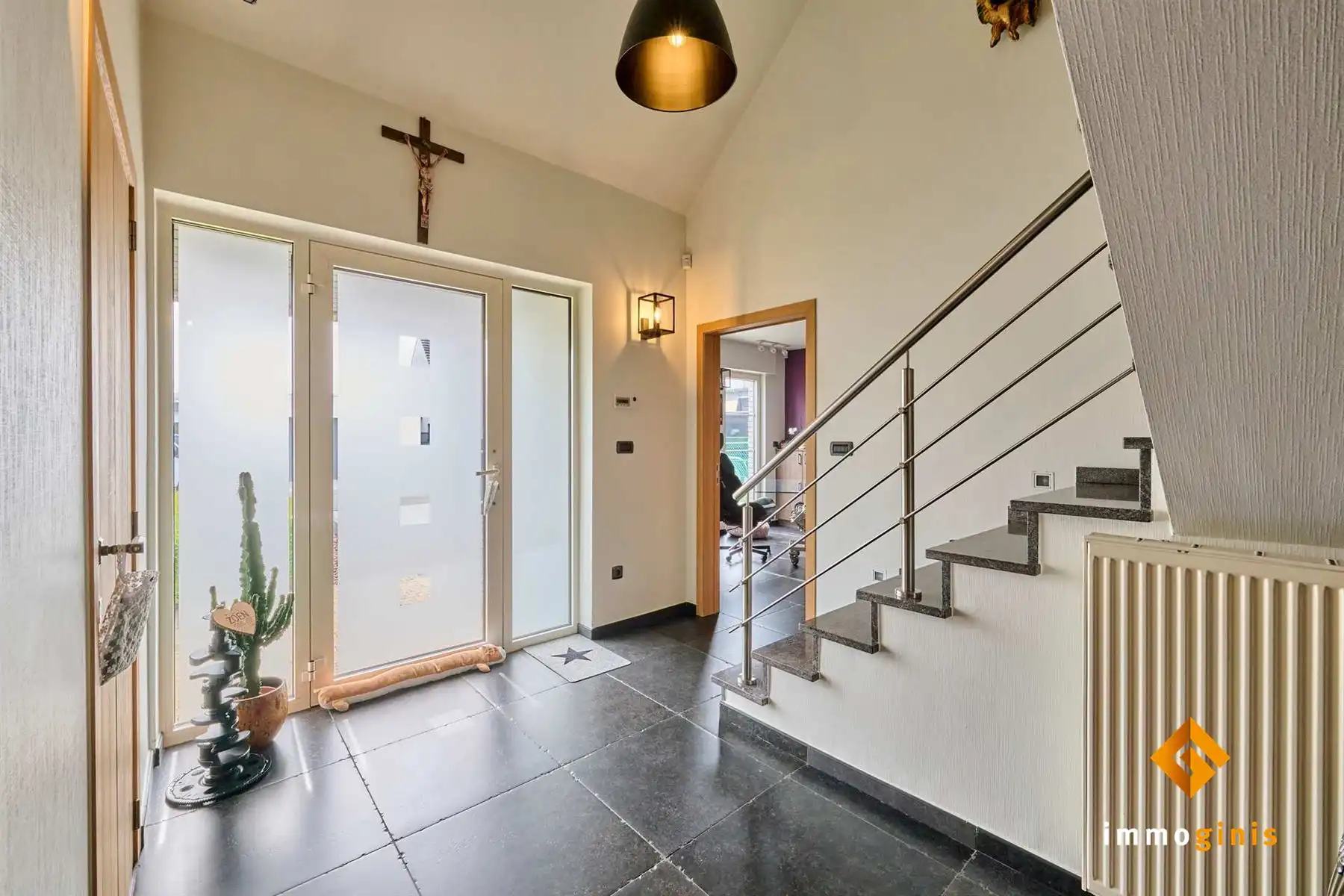 Luxueuze woning met 3 tot 5 slaapkamers en zéér grote, vrijstaande garage op een mooi perceel van 9a60ca. foto 2