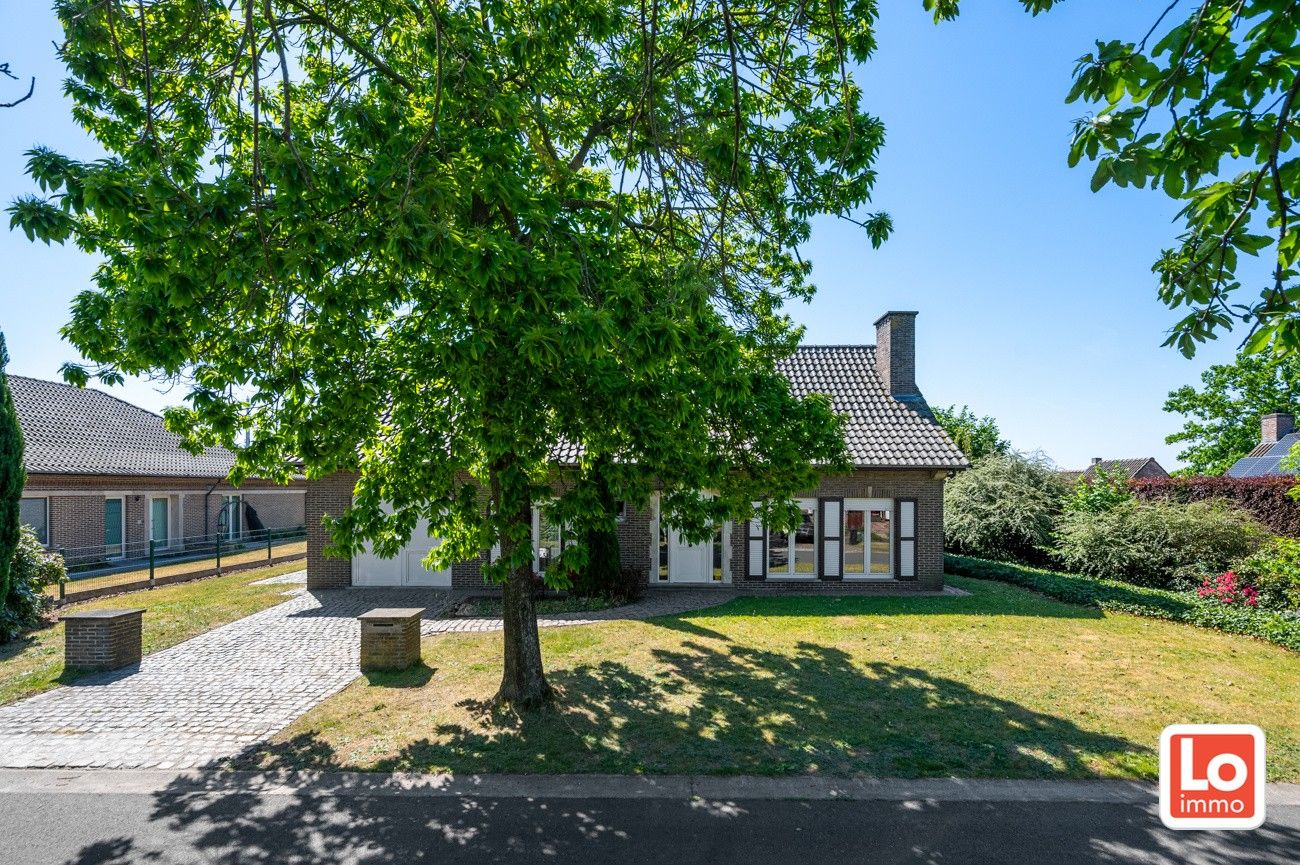 Ruime te renoveren open villa met inpandige garage op een héél rustige toplocatie met open zicht in Lochristi! foto 4