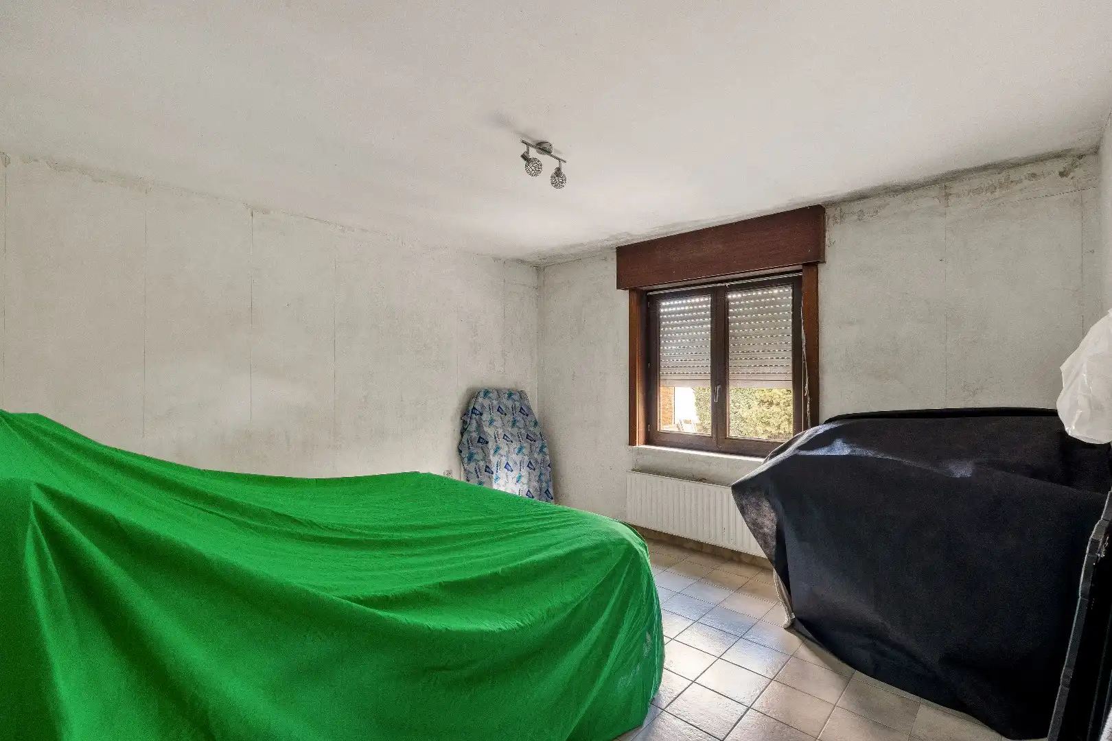 OP TE FRISSEN WONING MET 3 SLPKS, GROTE TUIN EN 2 GARAGES foto 9