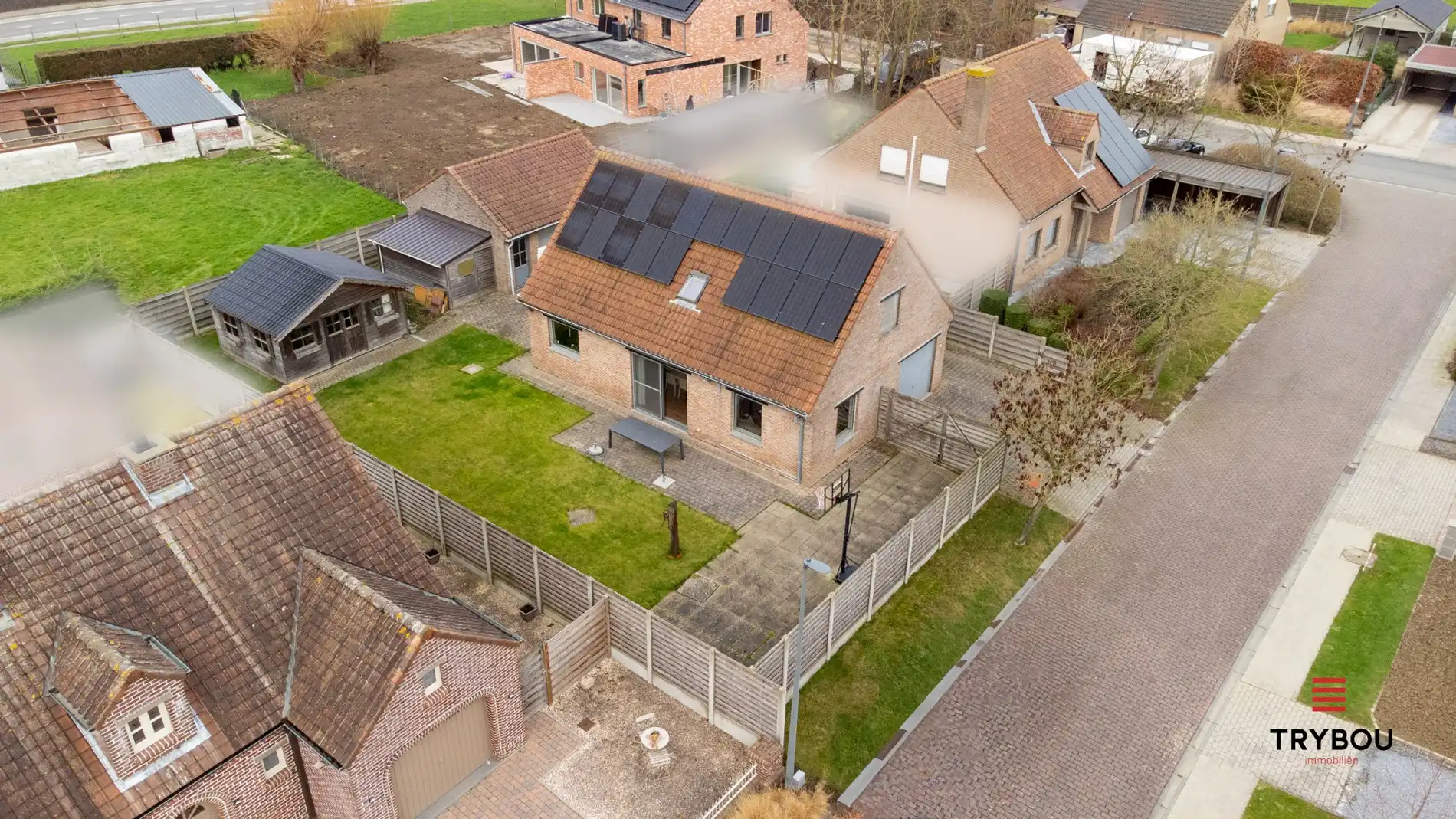 Instapklare gezinswoning met ruime tuin en dubbele garage in Poelkapelle foto 2