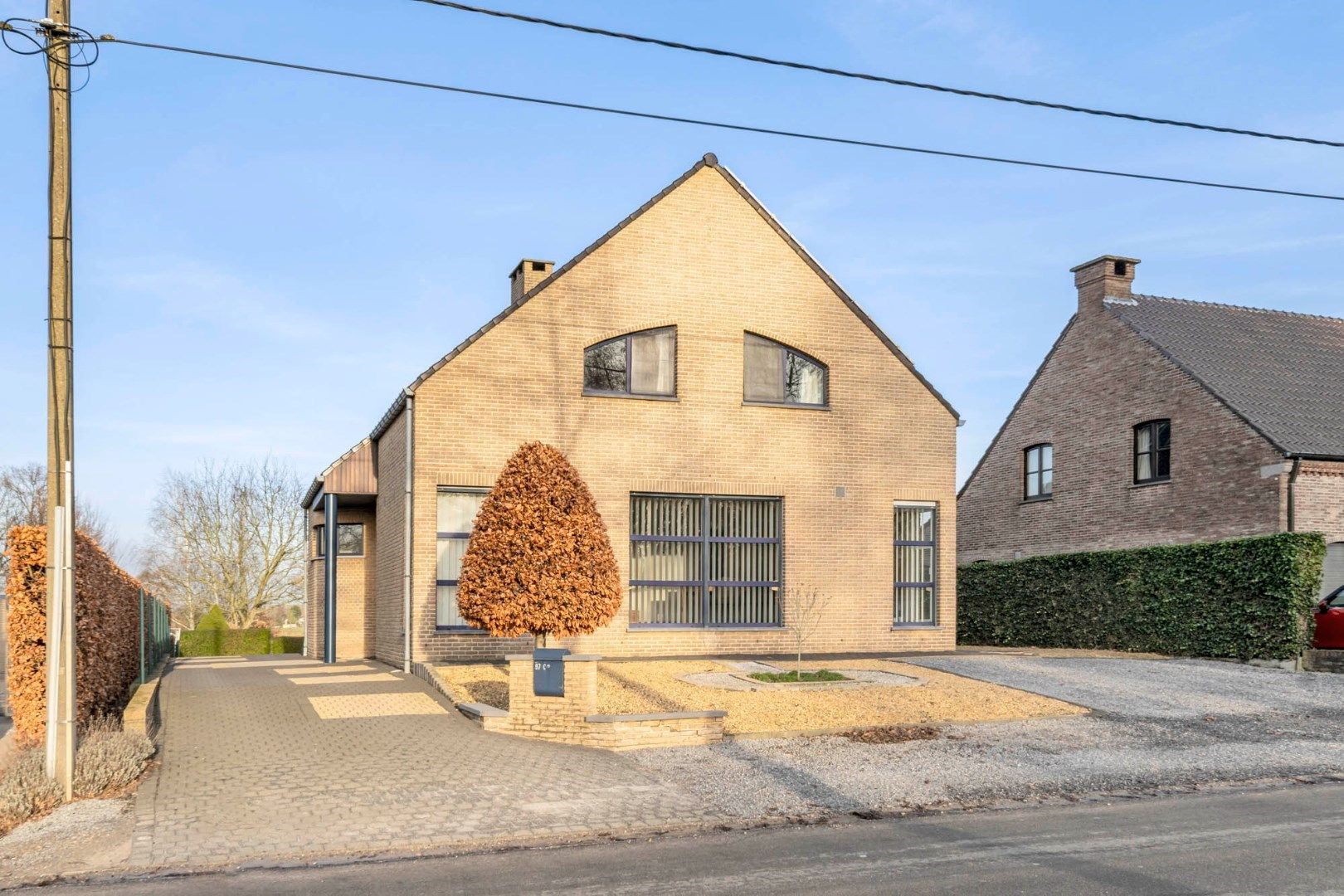 Uitstekend verzorgde vrijstaande woning met tuin op 10a 89ca, achteraan uitgevend op agrarische gebieden.  foto {{pictureIndex}}