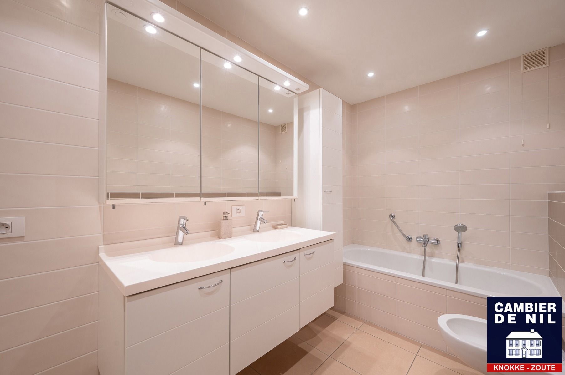 Gemeubeld appartement met frontaal zeezicht foto 16