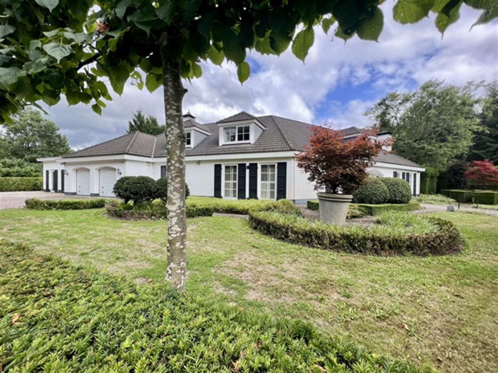 Villa met binnen en buitenzwembad foto 38