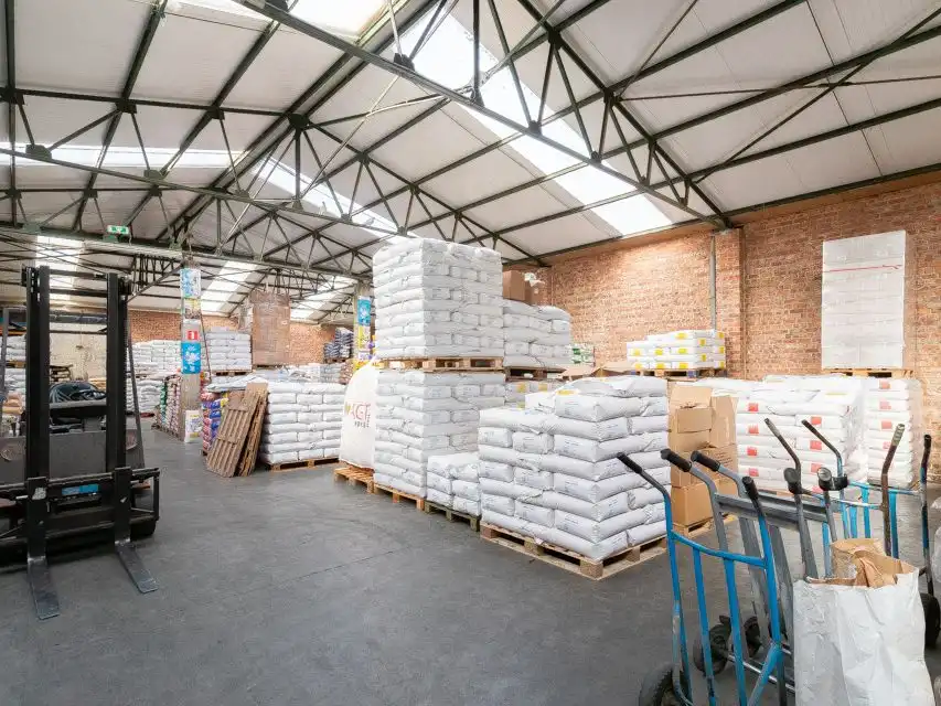 Magazijn met achterliggende grond nabij het dorpscentrum foto 8