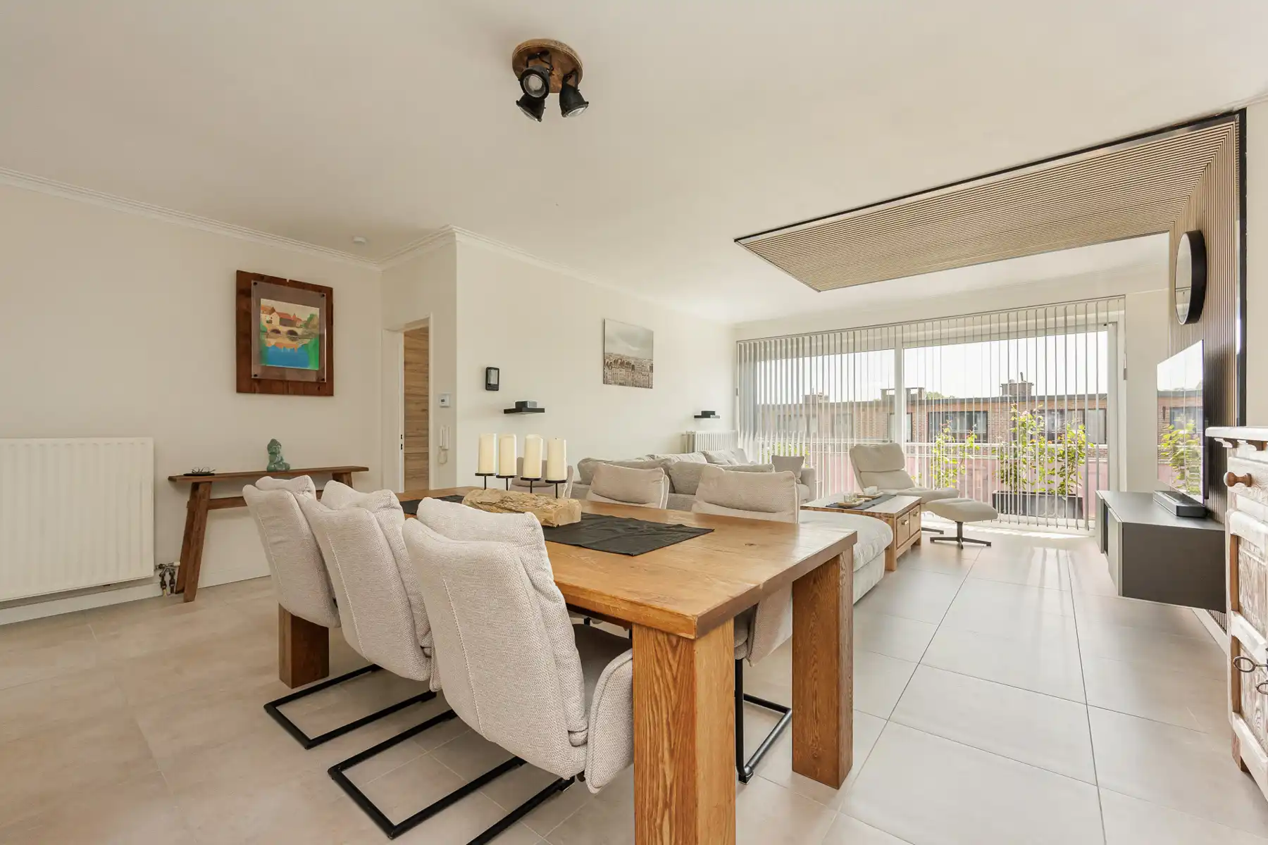 Totaal gerenoveerd appartement (99m²) met 2 slaapkamers en terras. foto {{pictureIndex}}