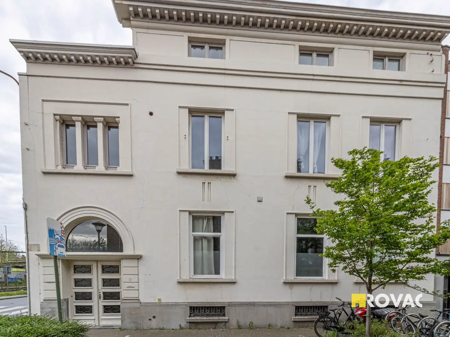 Vernieuwd appartement op de 1ste verdieping (vooraan gebouw)! foto 2