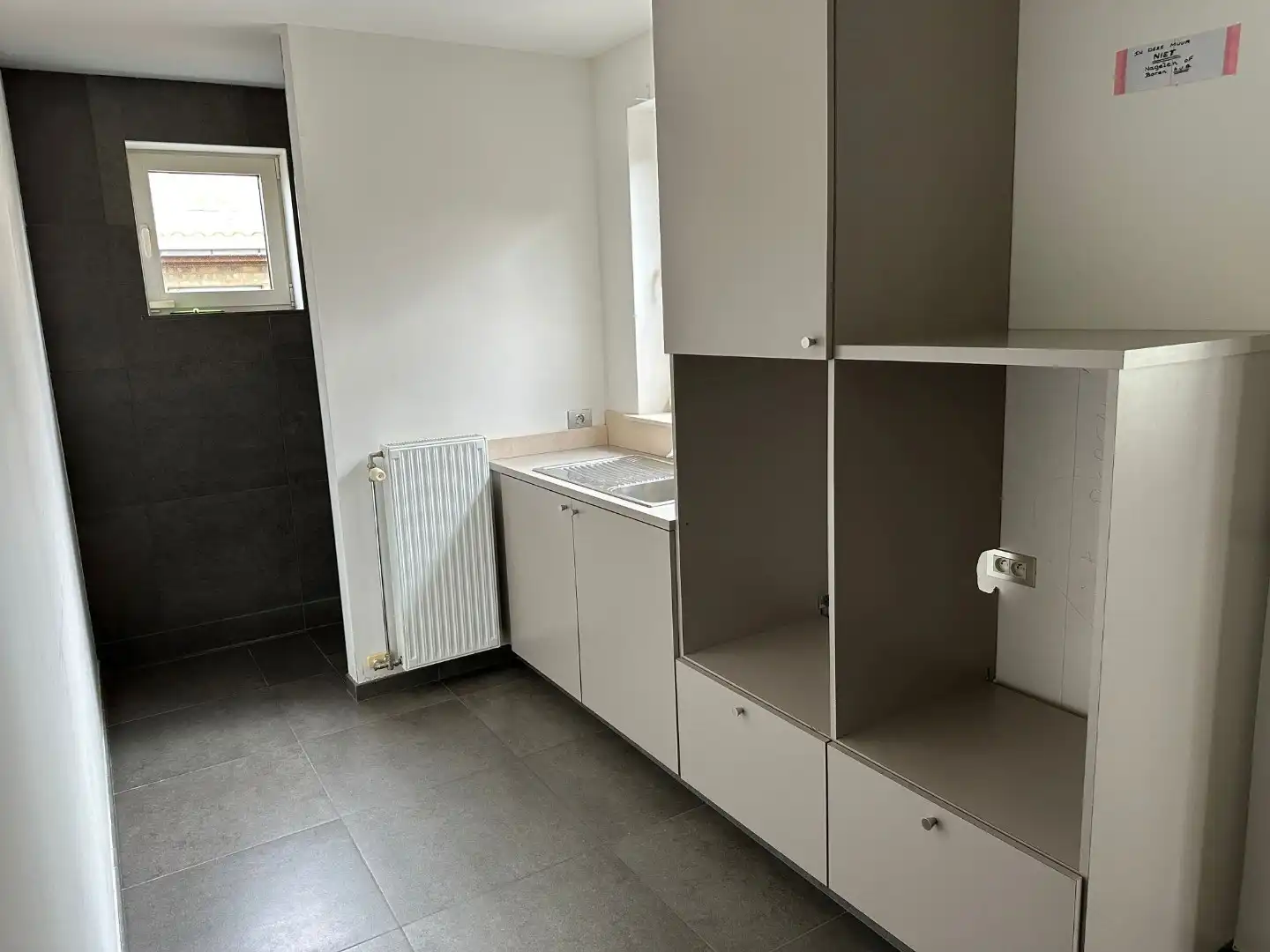 Alleenstaande woning met 3 slaapkamers, 3 garages en veel parkeermogelijkheid! foto 14