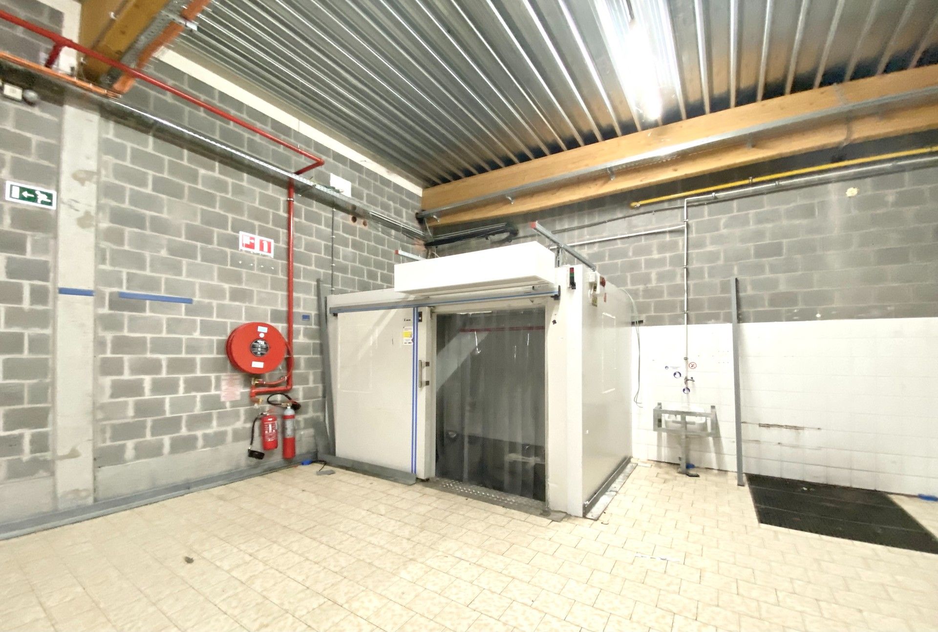 BAANWINKEL / COMMERCIEEL GEBOUW MET PARKING foto 17