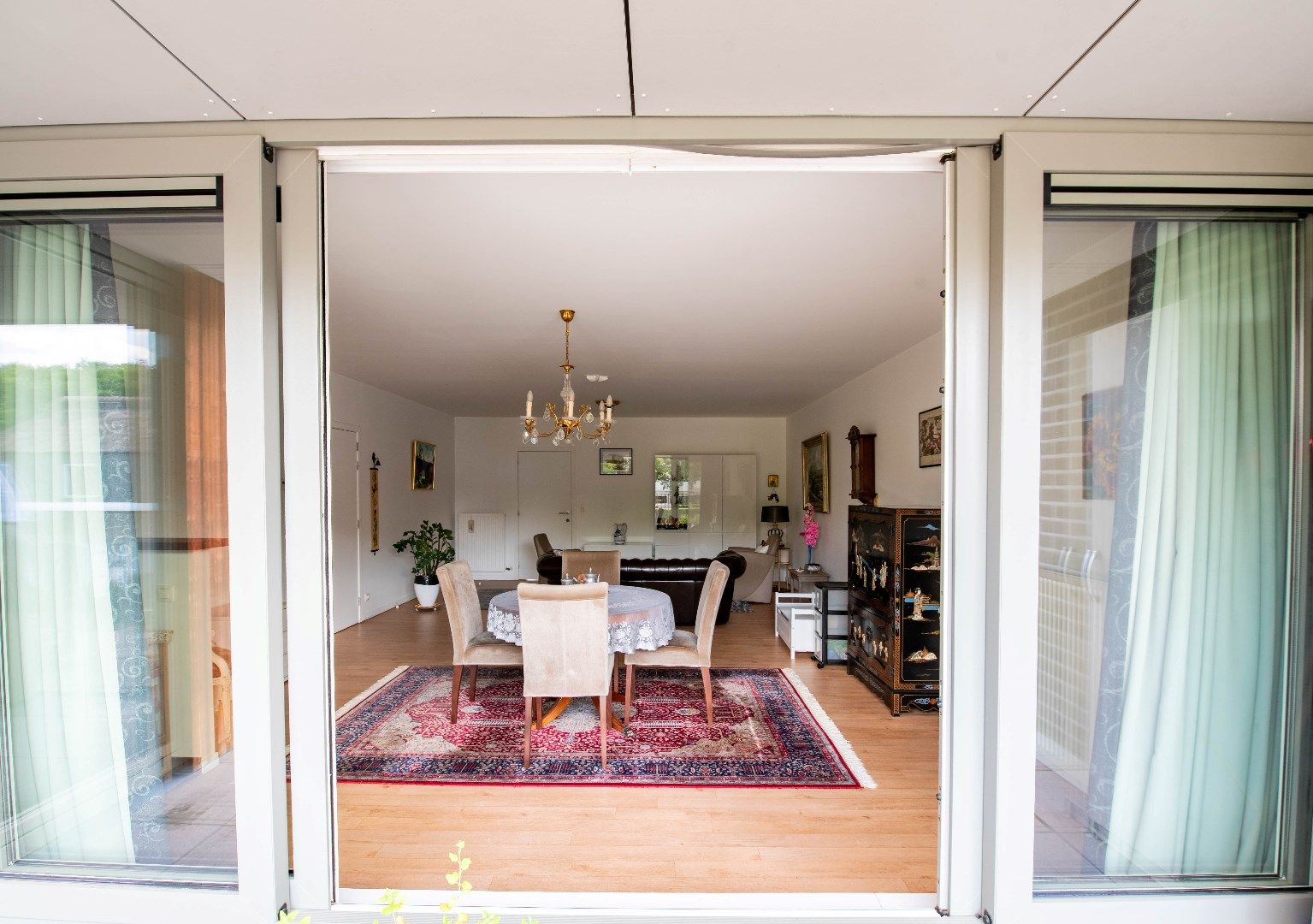 Modern appartement met terras en autostaanplaats foto 14
