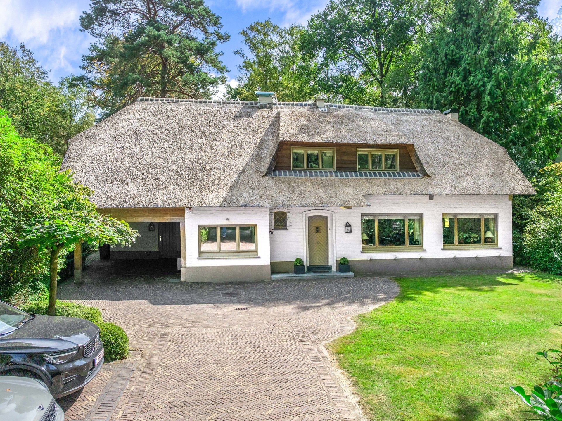 Charmante klasse-villa met rieten dak in bosrijke omgeving foto 3