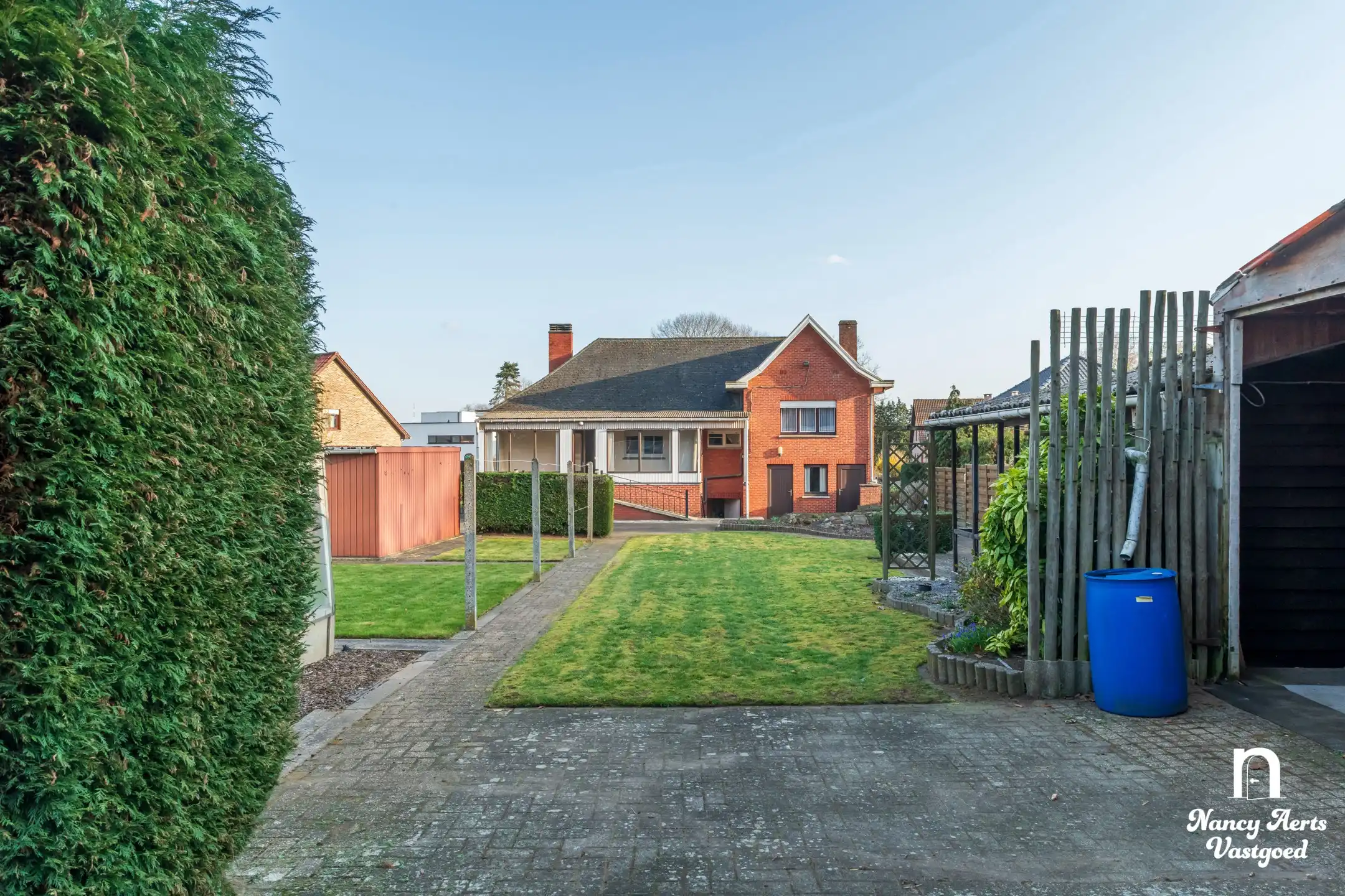Karaktervolle woning met groene tuin in een rustige straat foto 6