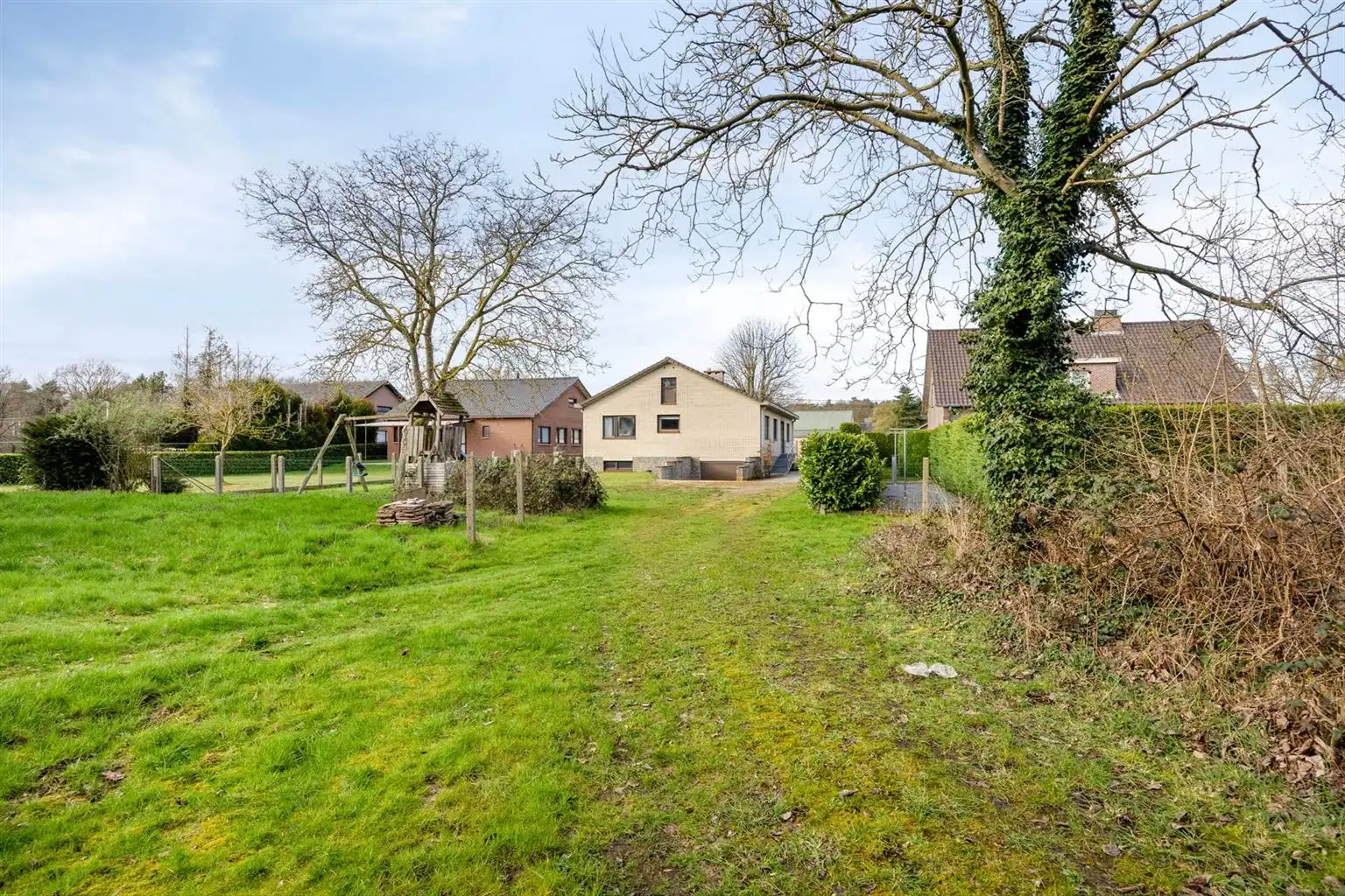 Vrijstaande woning op een uitzonderlijk perceel van 29a95ca met 4 slaapkamers en inpandige garage, gelegen op een rustige toplocatie nabij het centrum van Maaseik. foto 25