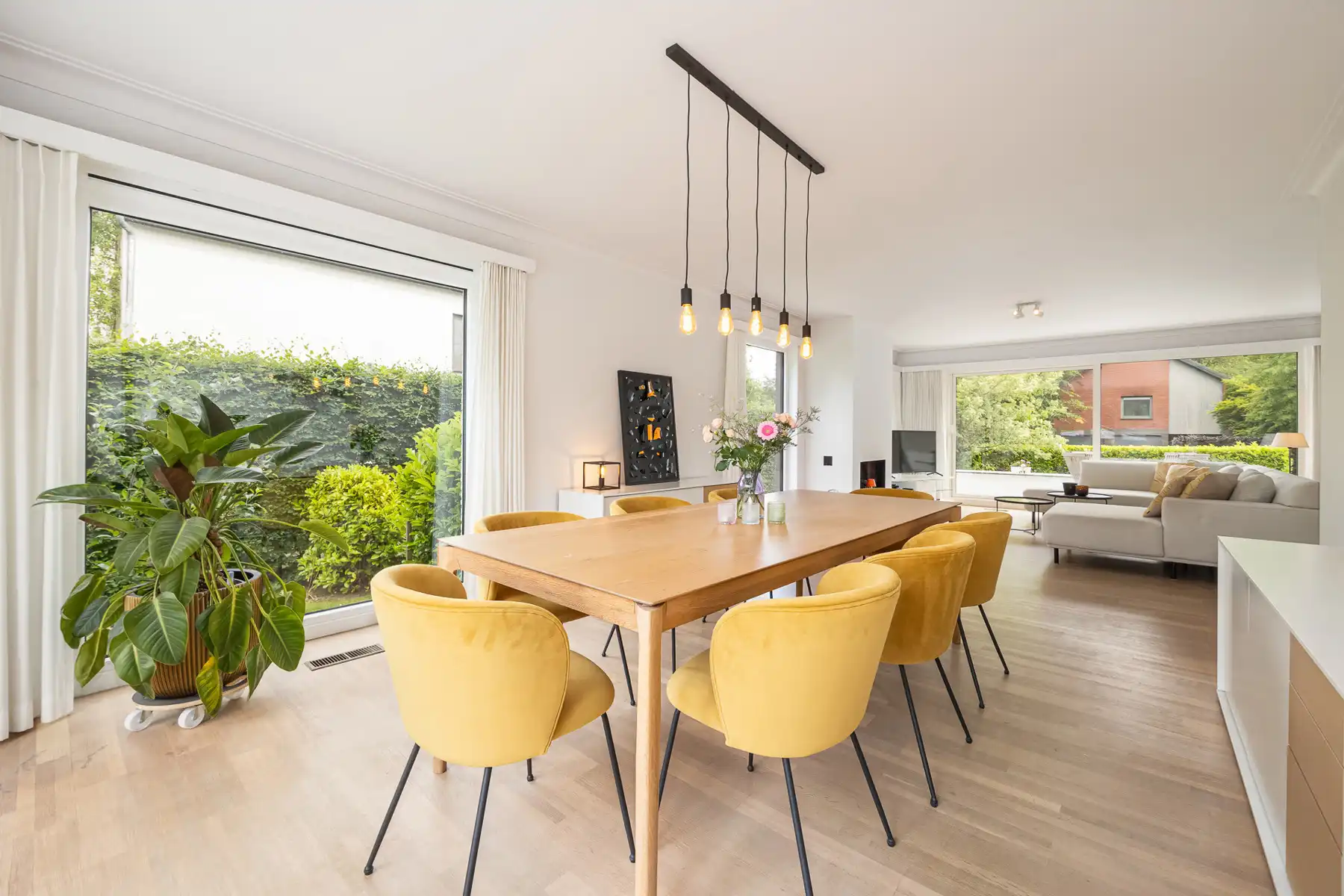 Split-level woning op ca. 1103 m² in een rustige woonwijk foto 8