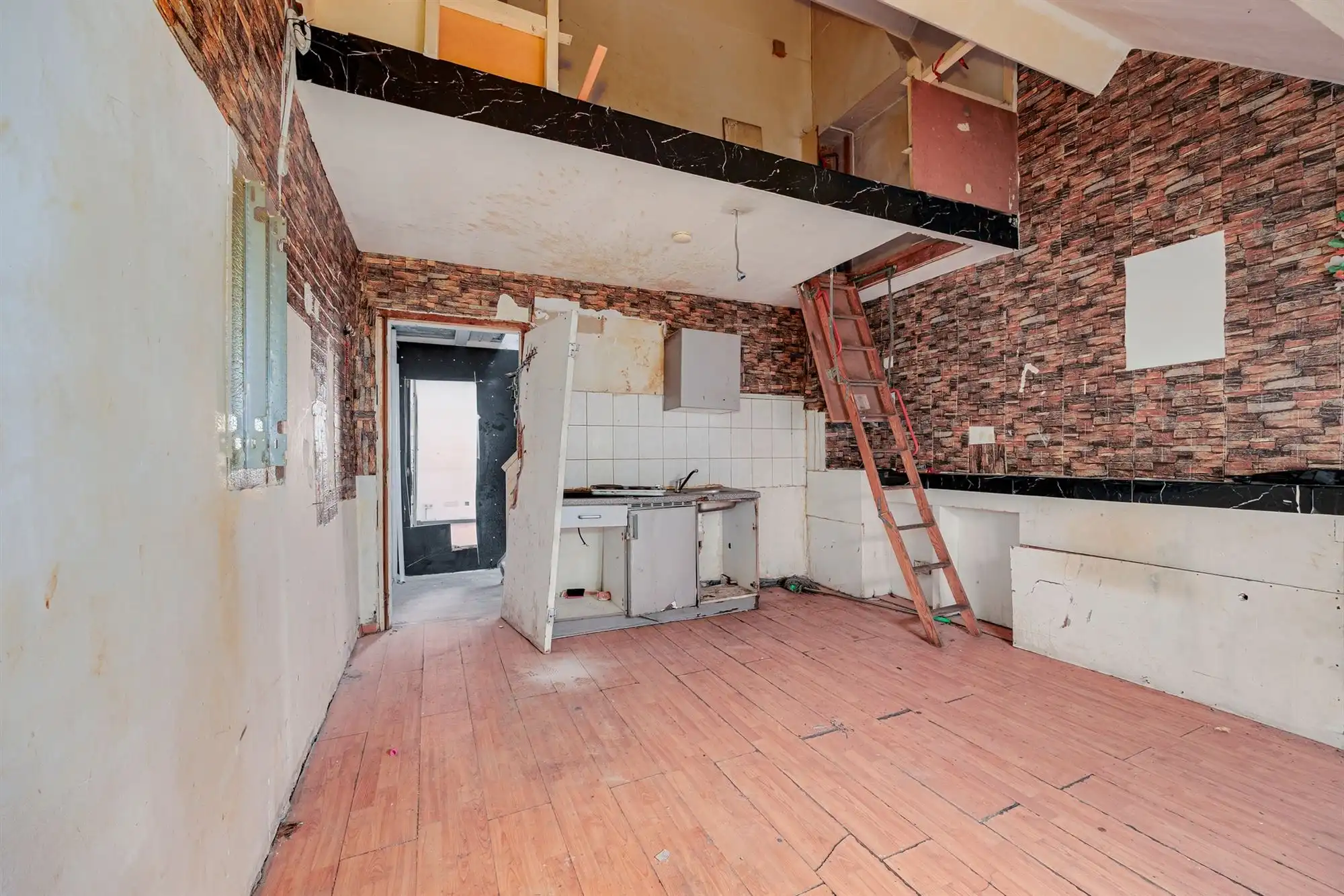 Handelshuis met gerenoveerde handelsruimte en renovatiepotentieel foto 9