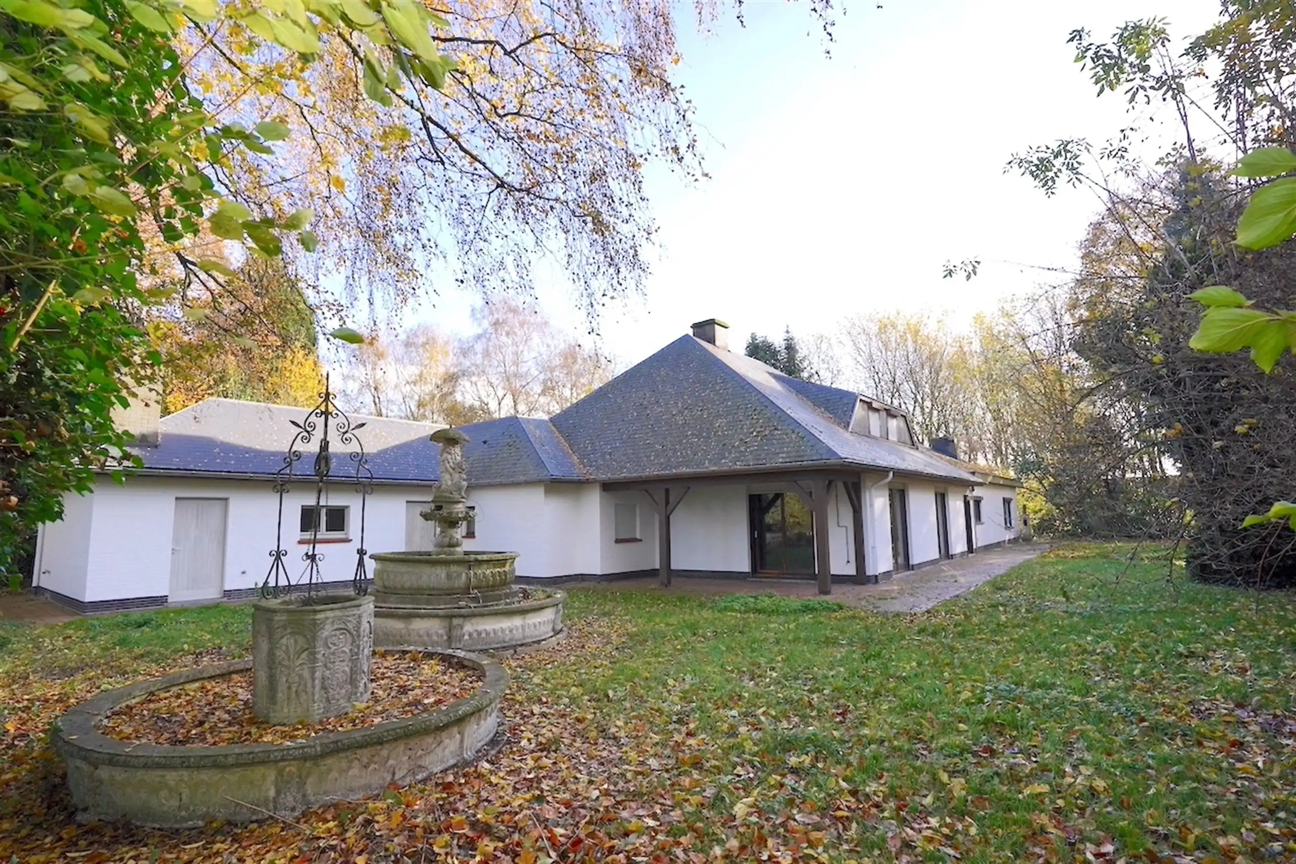 Hoofdfoto van de publicatie: Majestueuze eigendom gelegen op een weelderig landgoed van ca. 1 ha!