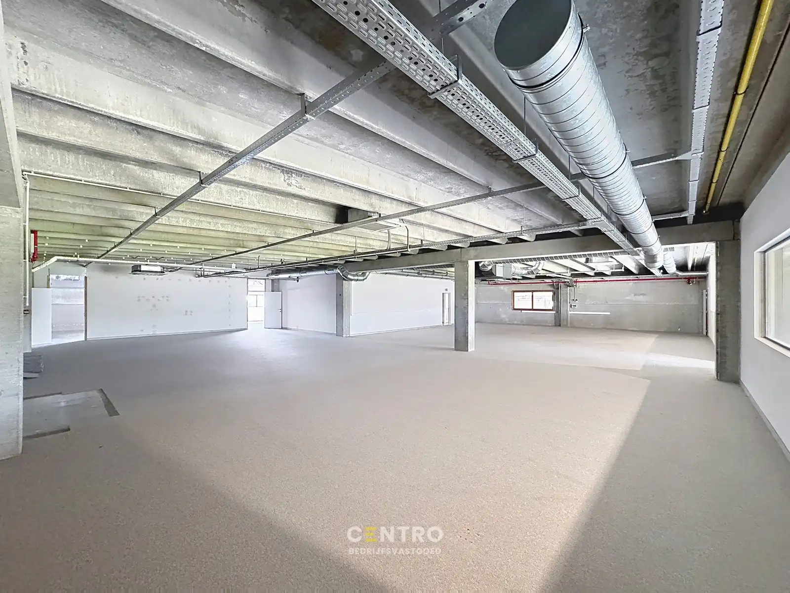 Goed geïsoleerd en verwarmd BEDRIJFSGEBOUW, bestaande uit MAGAZIJNEN (1.080m²) met KANTOREN en randaccomodatie (999m²) en 40-tal private parkeerplaatsen op het terrein. Vlak aan de afrit Zandvoorde (Oostende). foto 9