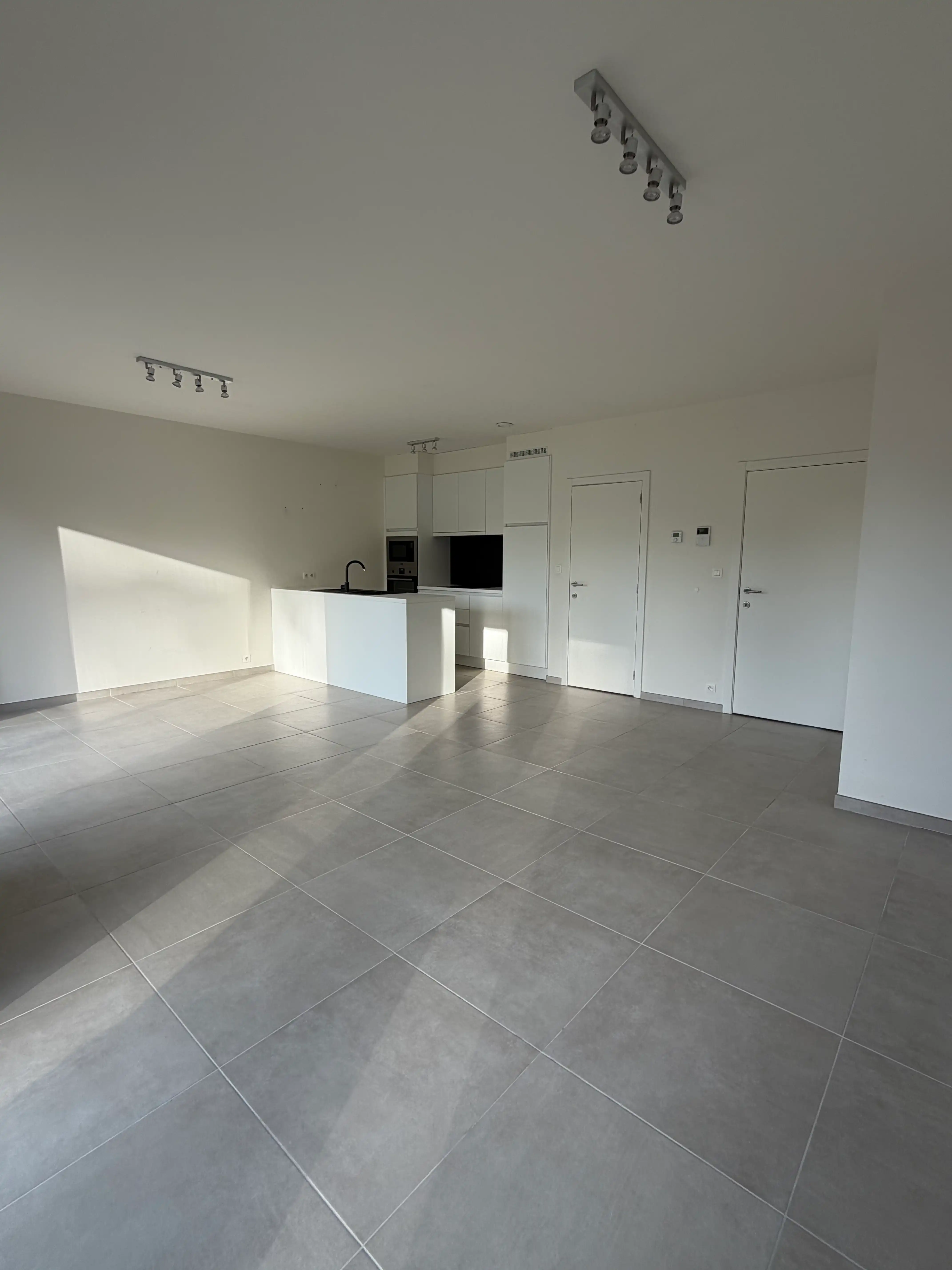 Ruim en lichtrijk 2-slaapkamerappartement met terras, extra brede staanplaats en berging! foto 6