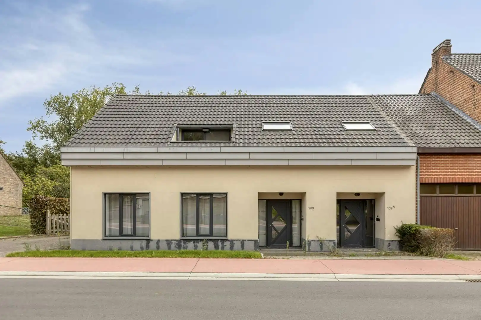 Opbrengsteigendom met 2 appartementen en hangaar te Lummen foto {{pictureIndex}}