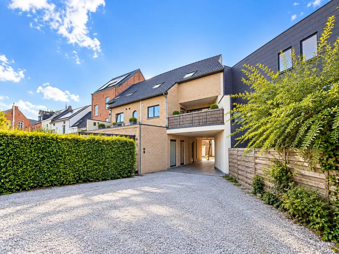 Riant en instapklaar appartement met tuin en 2 slaapkamers in centrum Herent foto {{pictureIndex}}