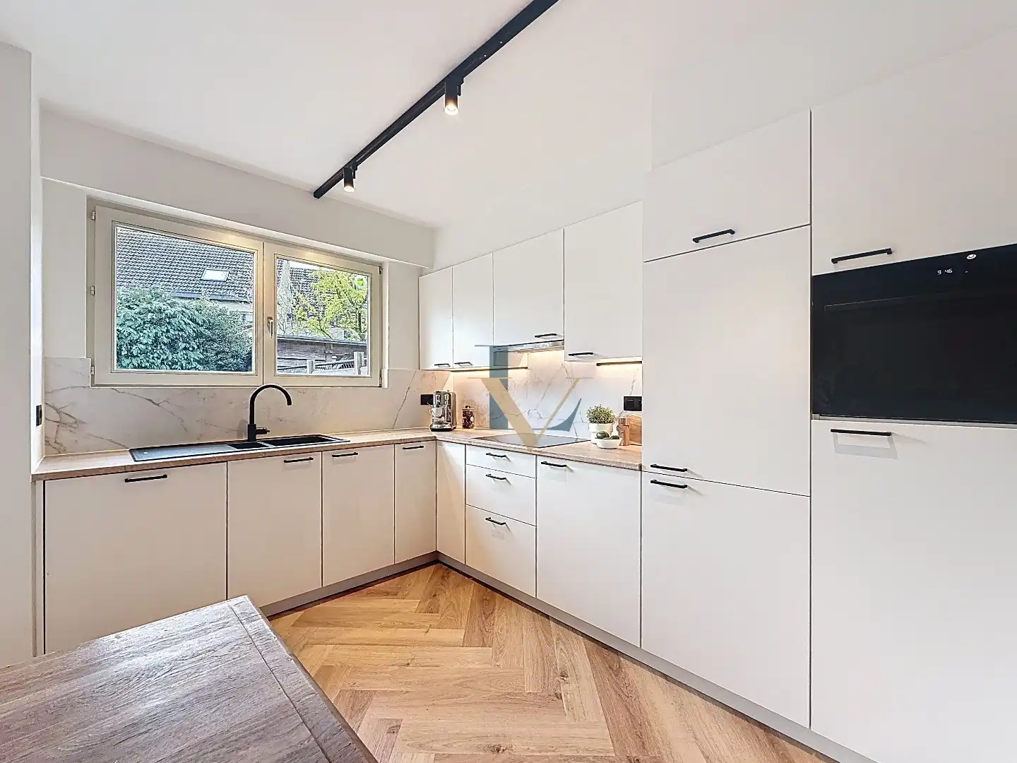 Charmante gerenoveerde rijwoning in pastoriestijl te koop in centrum Schilde foto 9