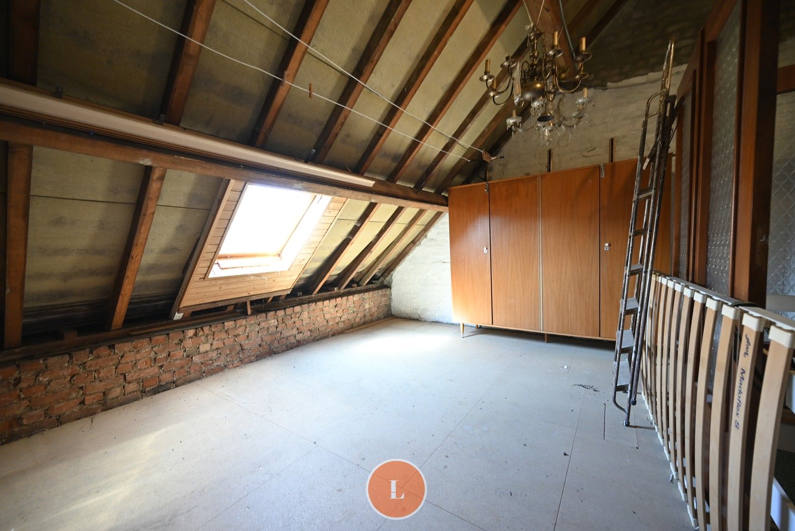 Te renoveren woning met grote garage foto 13