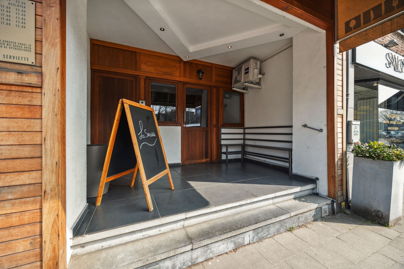 Instapklare duplex met commerciële ruimte op goede locatie te Brasschaat! foto 13