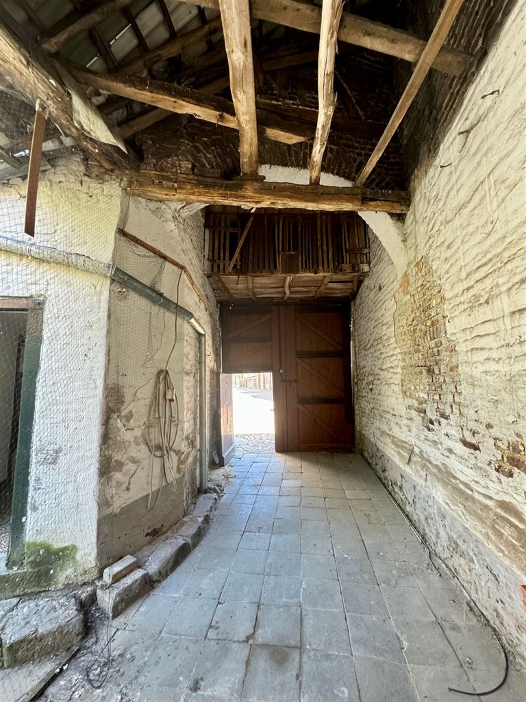 Unieke historische stadshoeve in Maasstijl gelegen "in den hoek" op de Pelserstraat, in het centrum van Maaseik.  foto 24