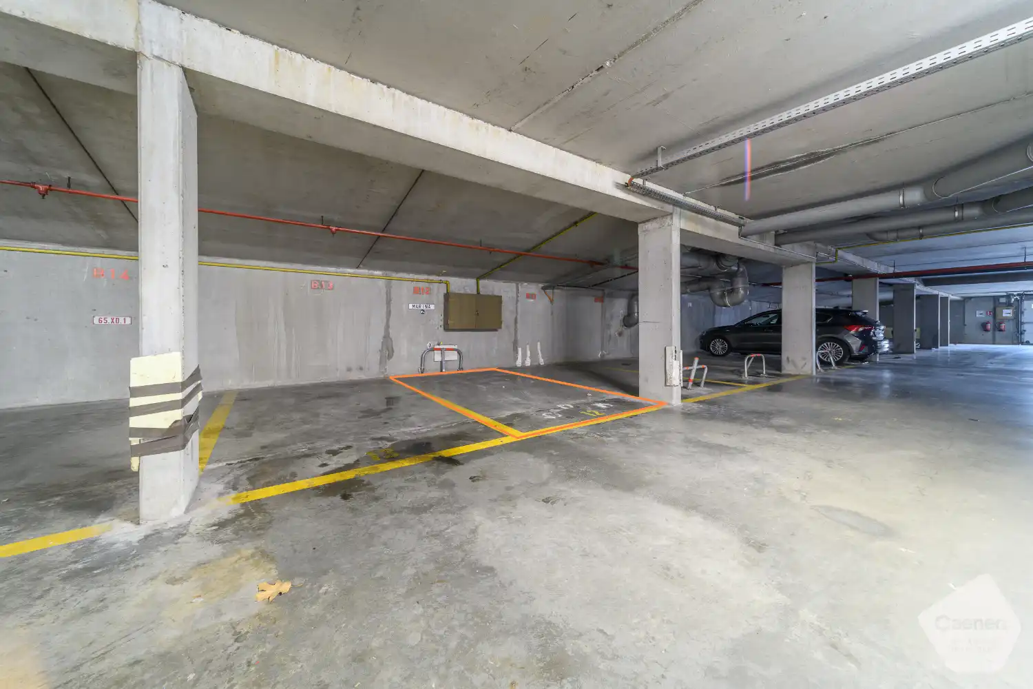 Overdekte Parkeerplaats foto {{pictureIndex}}