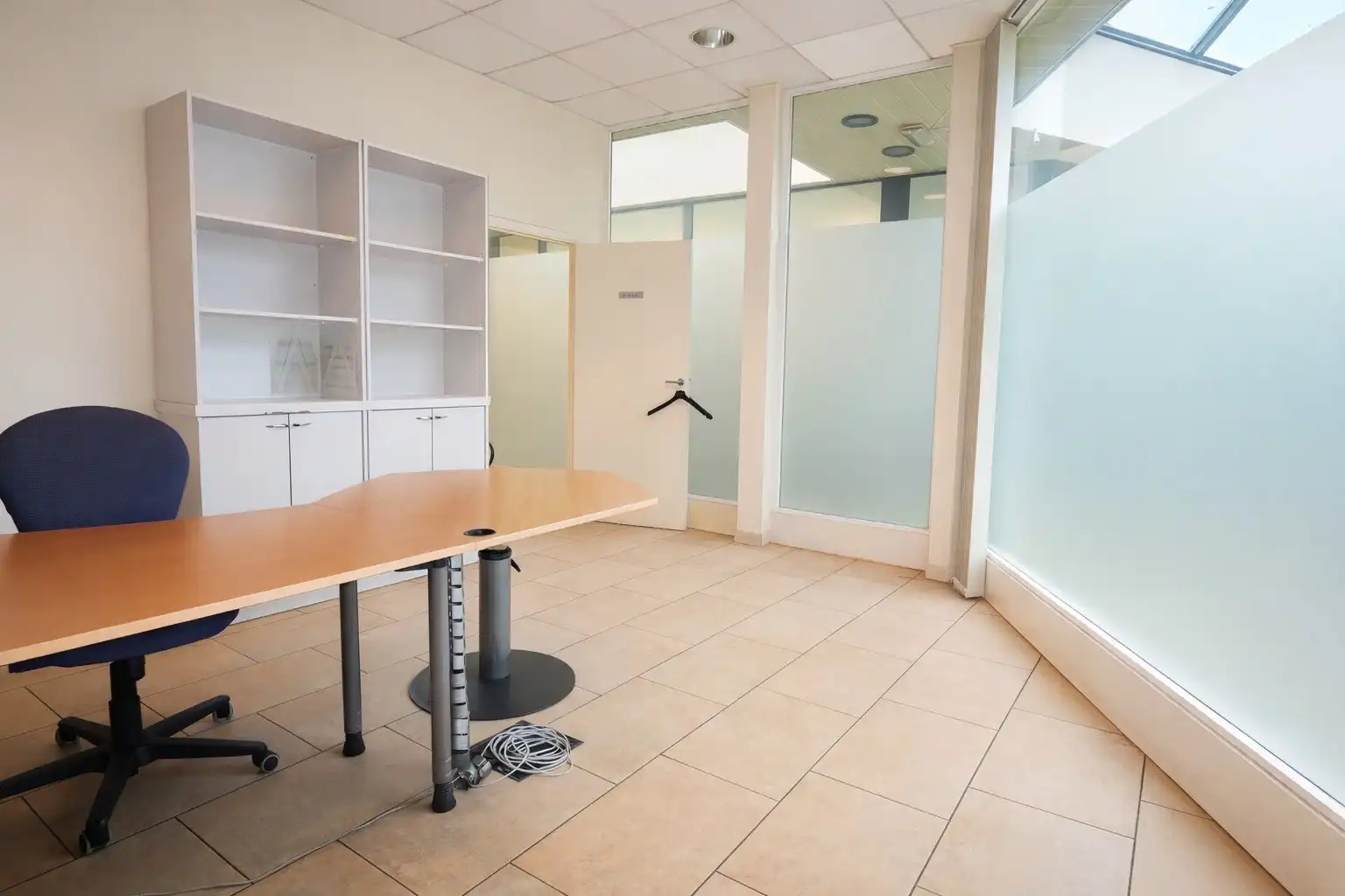 Handelspand / Kantoorruimte te huur – Centrum Lokeren foto 4