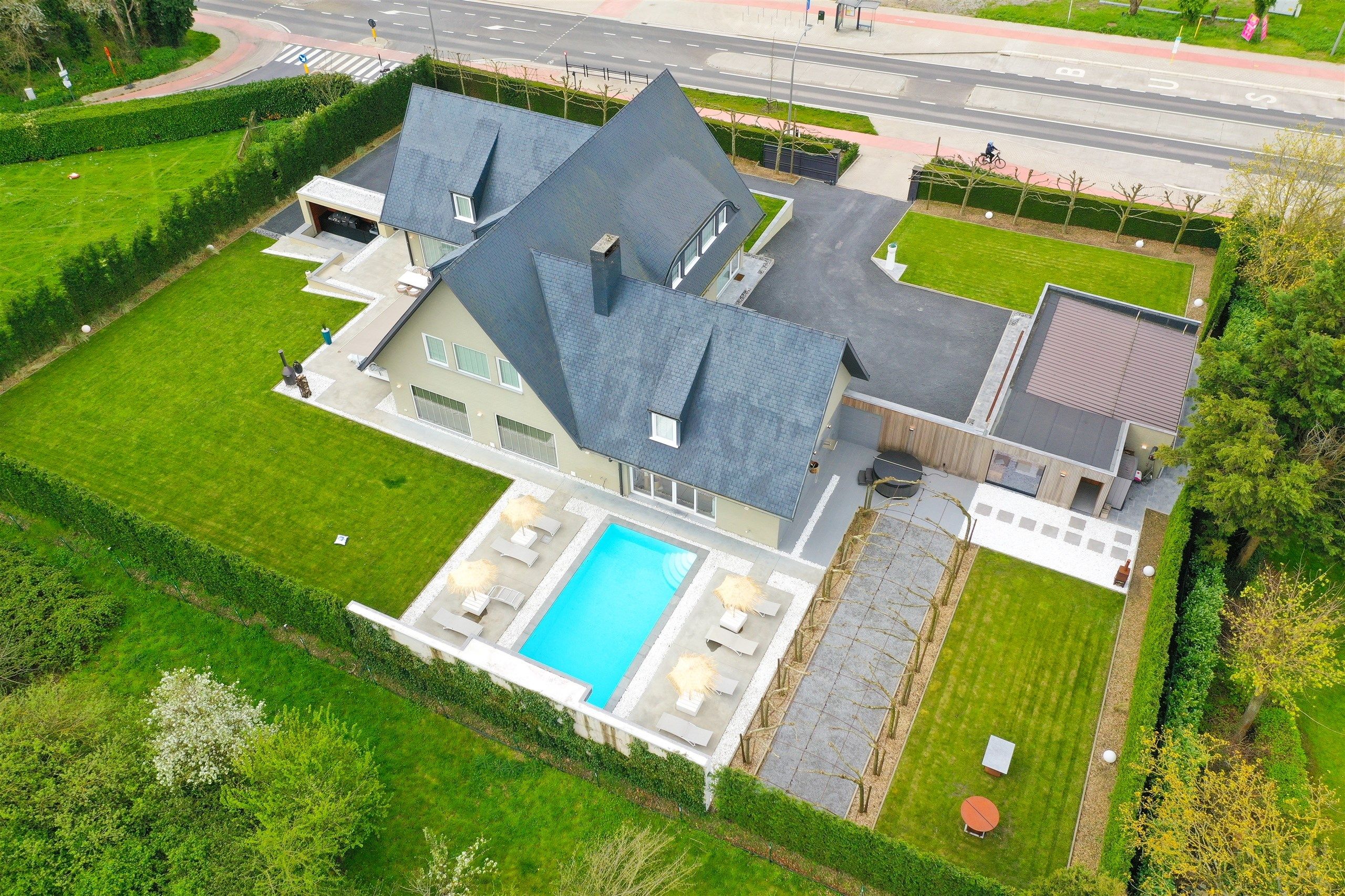 Grote gezinseigendom met 5 SLPK - BUREEL - ZWEMBAD! foto 3