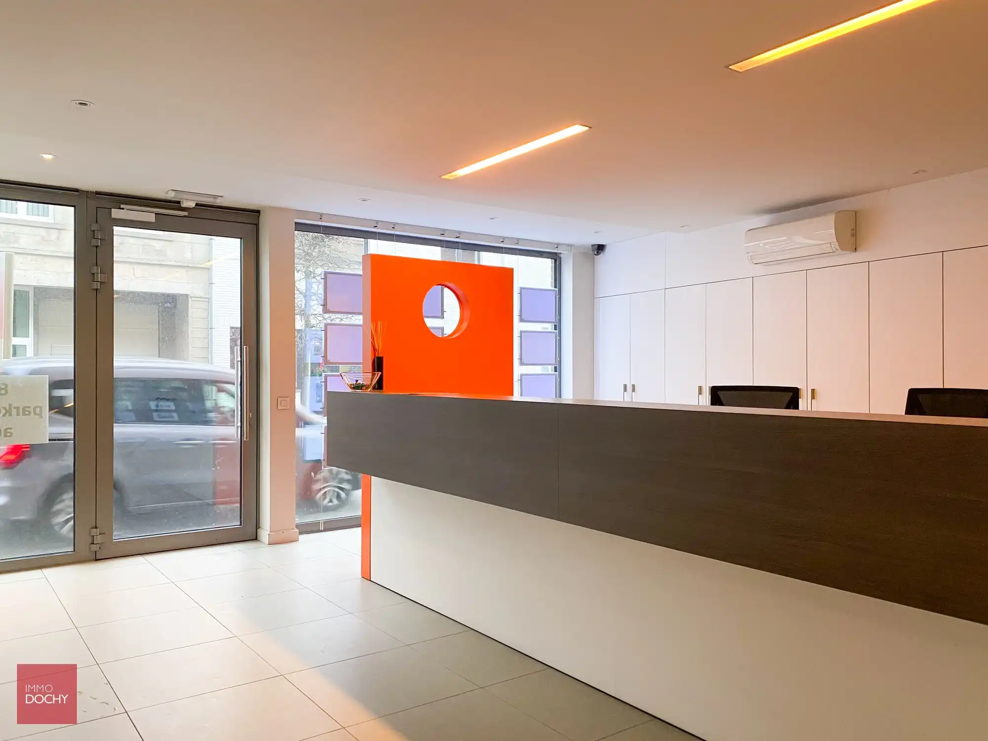 Heel goed gelegen handelspand / instapklare kantoren met private parking | Beverestraat foto {{pictureIndex}}