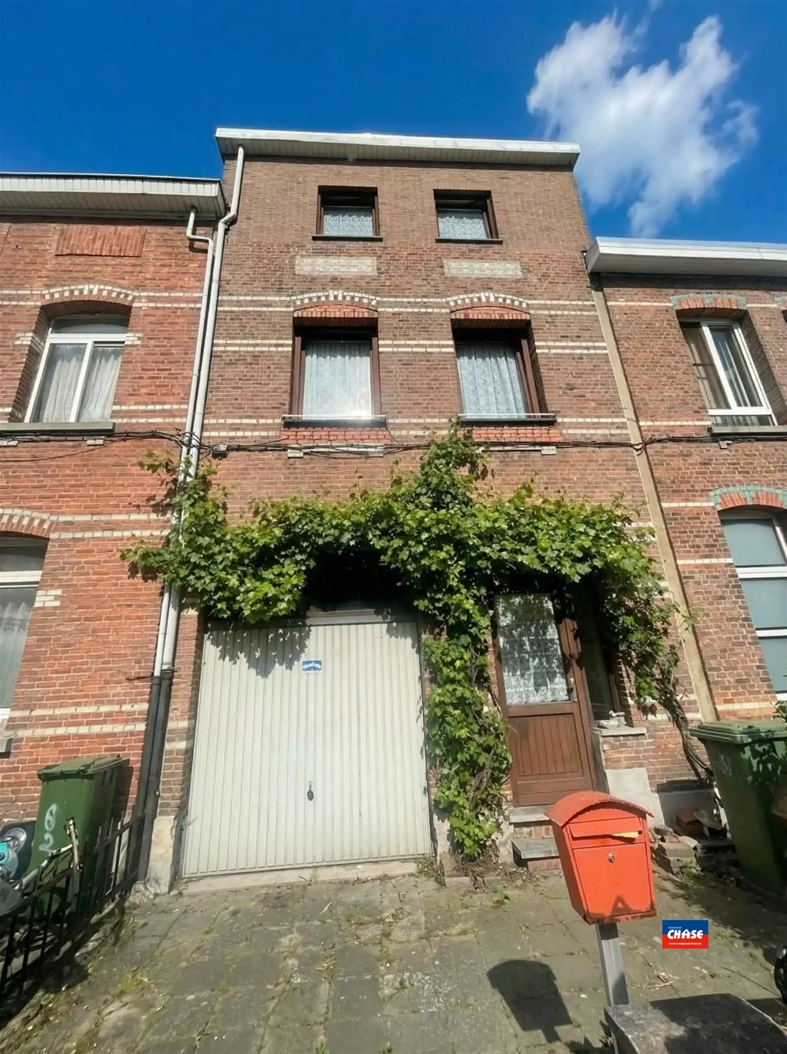 Te renoveren rijwoning met magazijn foto 2