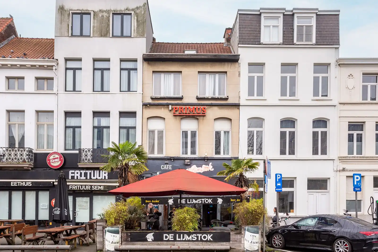 Hoofdfoto van de publicatie: Handelshuis aan Berchem station