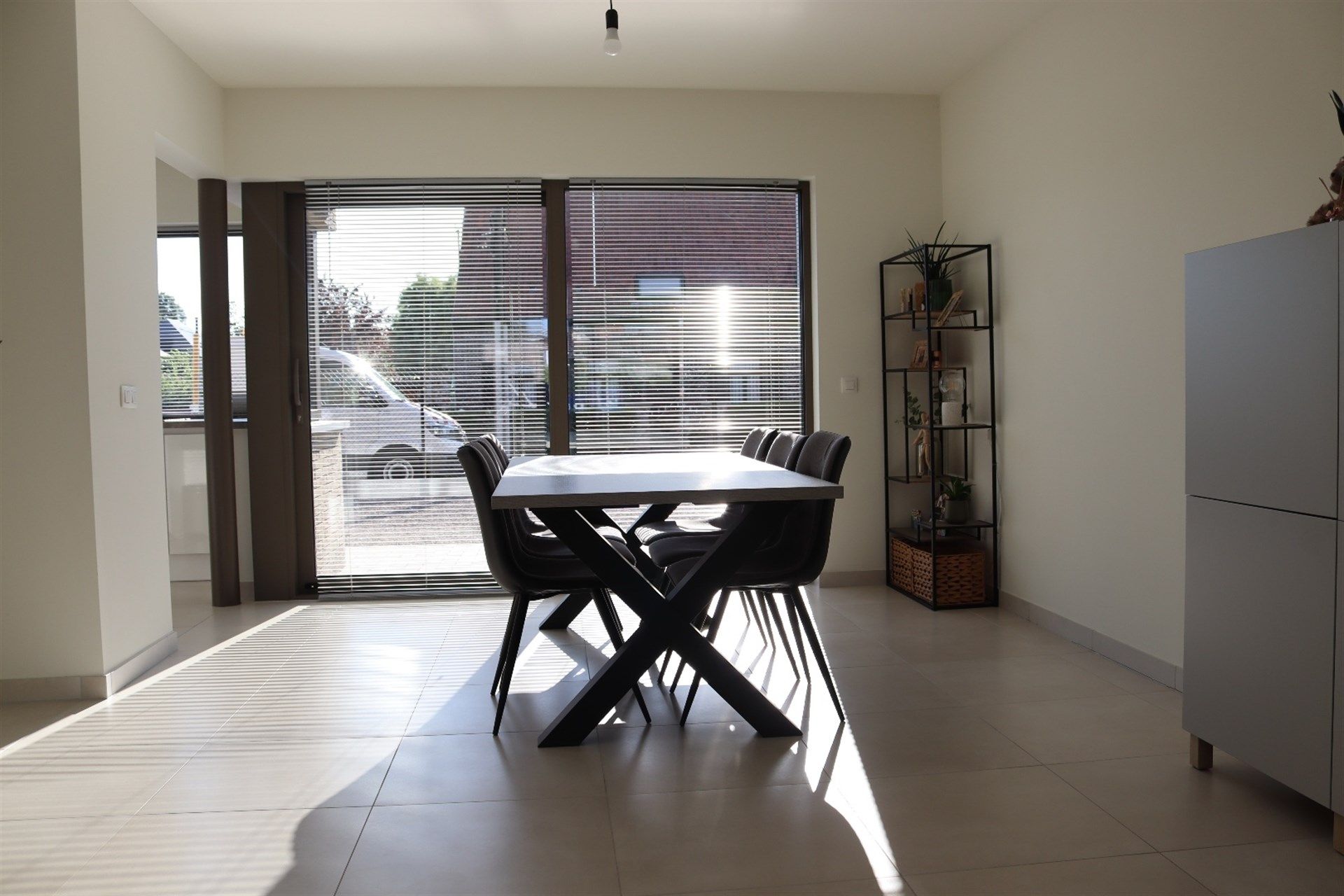 Ruim instapklaar gelijkvloers appartement met terras en caport. foto 4