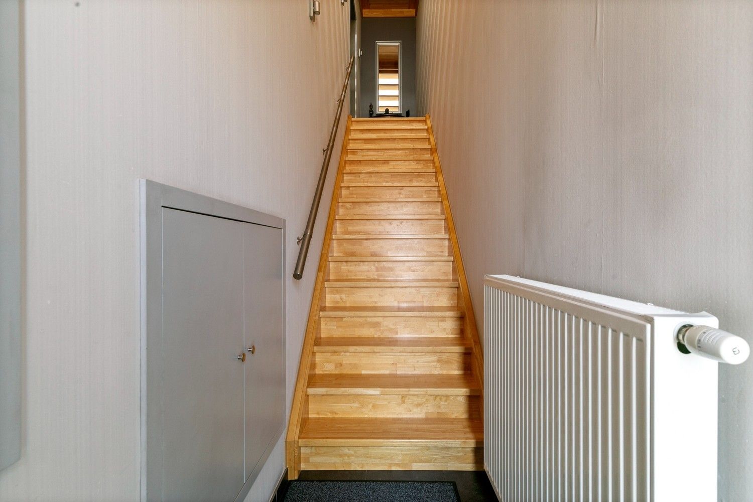 Handelsruimte met luxe duplex-appartement en verhuurde loodsen op het industrieterrein in Lanaken foto 32