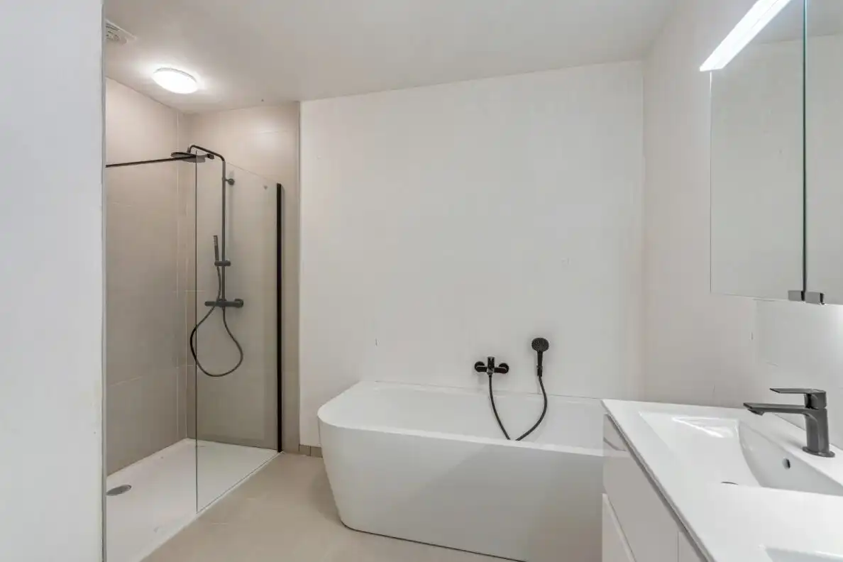 TE KOOP – Ruim nieuwbouw gelijkvloers appartement met tuin en garage in het centrum van Helchteren foto 2