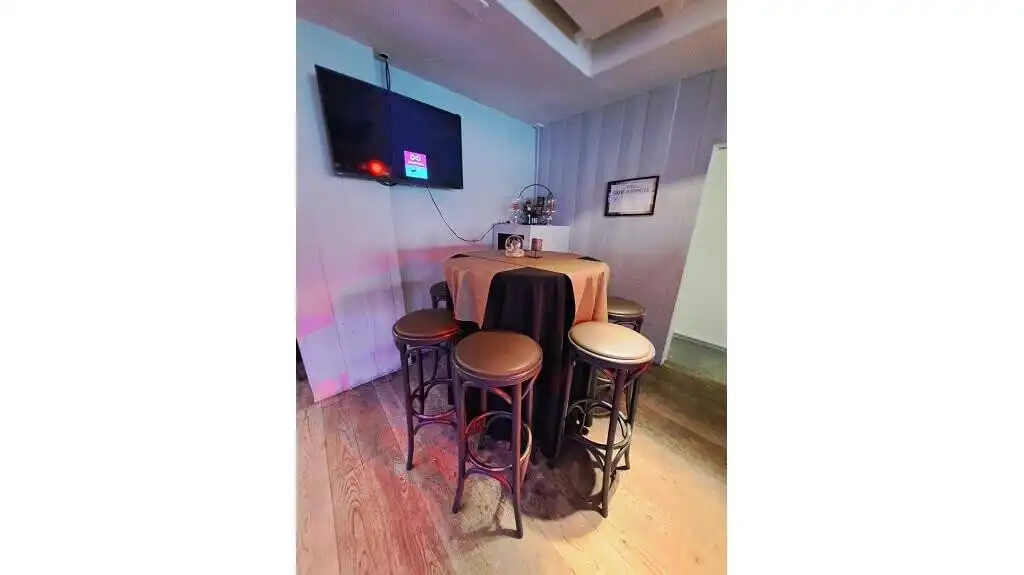 Overname instapklare lounge- en tapasbar met ruim terras in Brugge foto 5