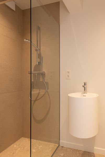 Prachtig gerenoveerd 1-slaapkamer appartement met frontaal zeezicht te koop foto 7