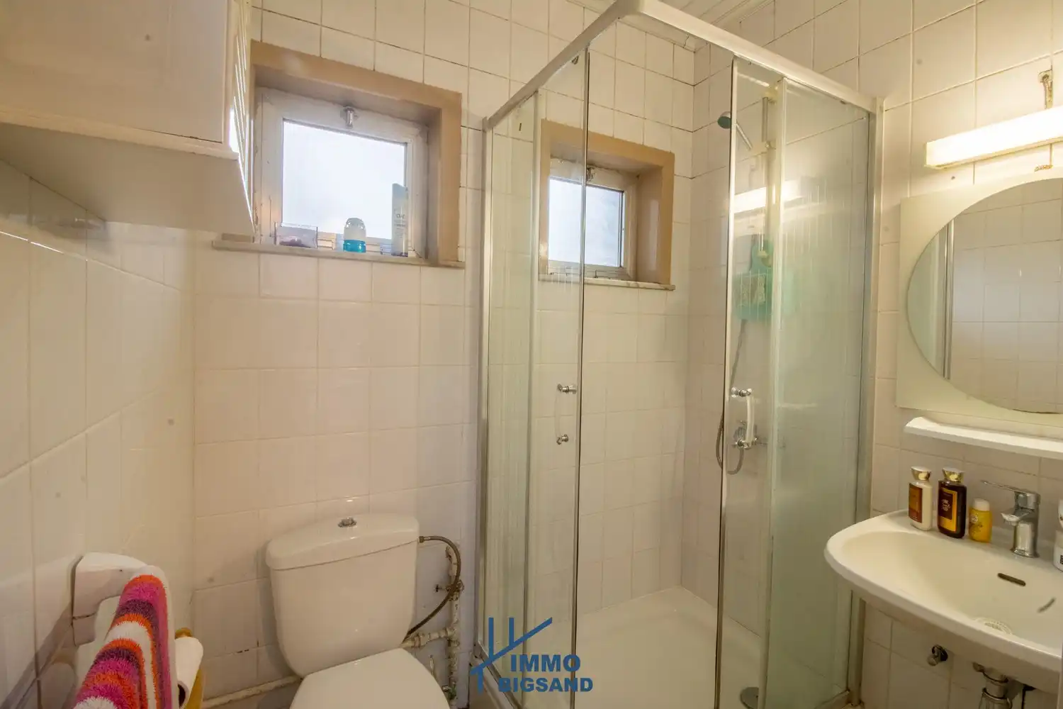 Halfopen woning met diepe oprit met garage en tuin foto 8