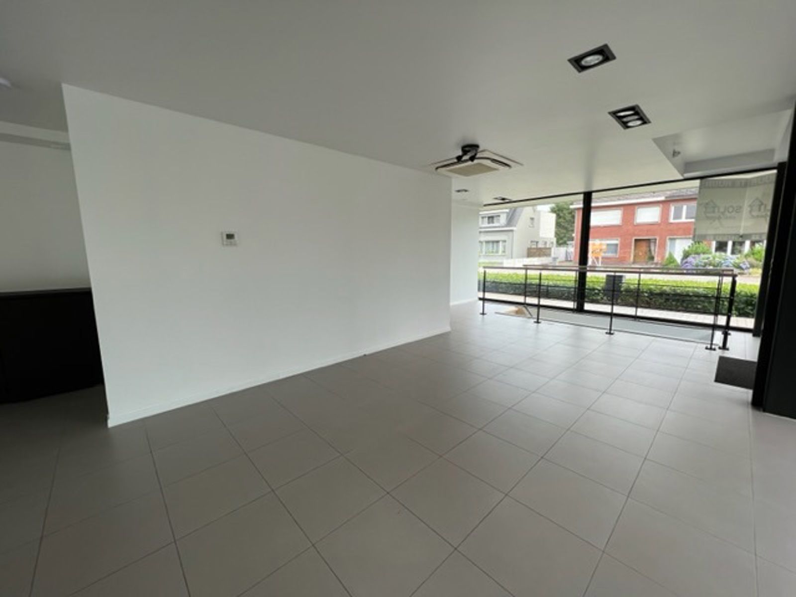 Lichtrijk kantoor / handelspand met parking foto 8