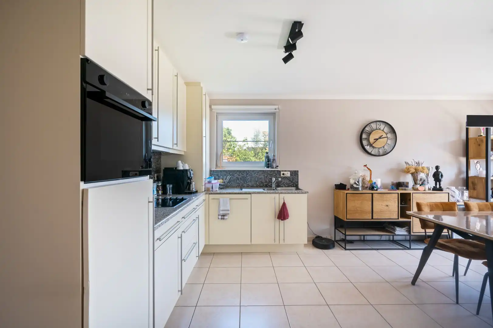 Instapklaar app met 2 slaapkamers, terras en garage, rustig en centraal gelegen te Lier! foto 8