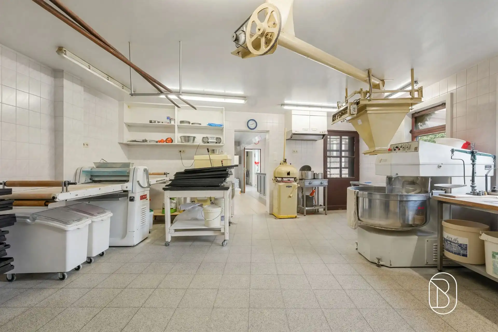 Veelzijdig handelspand met ruime woning in Deerlijk foto 9