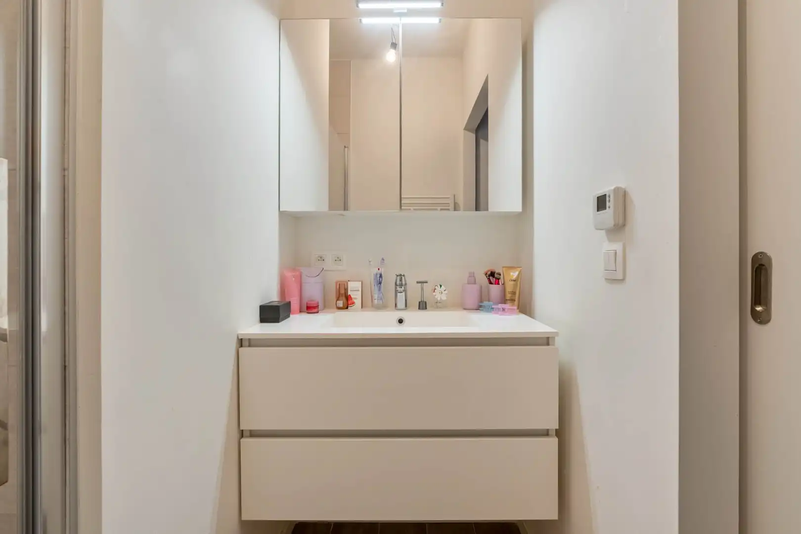 QUARTIER BLEU - Stijlvol 1-slaapkamerappartement met gezellig terras, op topligging nabij het centrum. foto 12