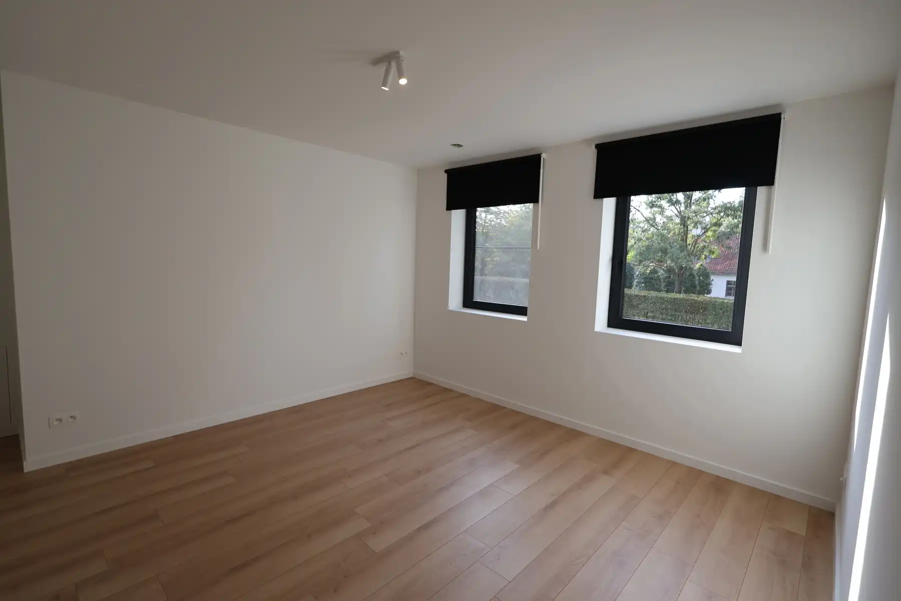 Een nieuwbouwwoning met 4 slaapkamers, tuin en garage. foto 10
