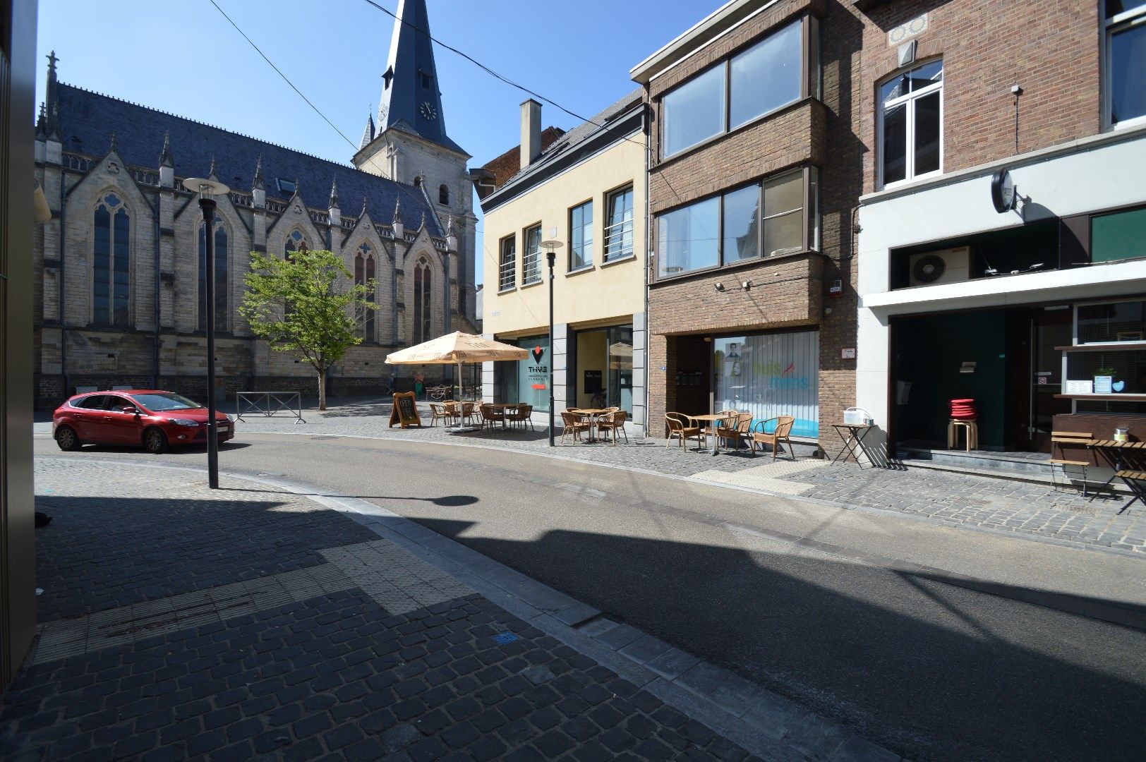 Duplex-appartement gelegen op de 3° en 4° verd. met 1 slaapkamer met terras aan de Markt van Bilzen foto 4