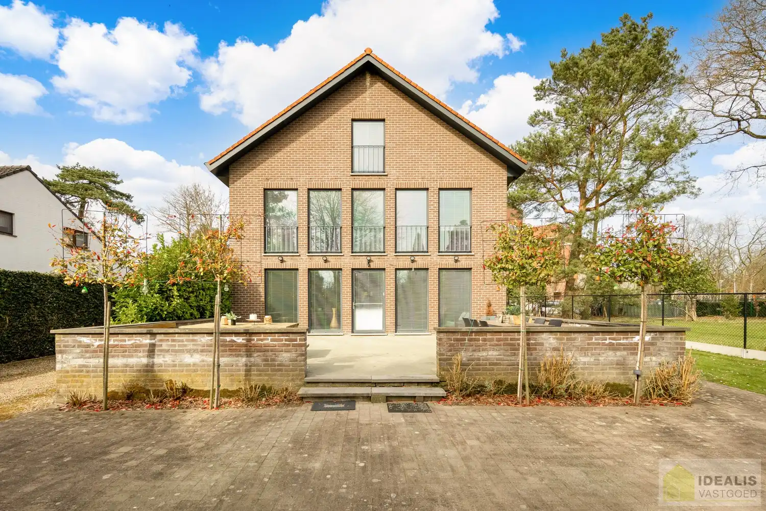 STATIG, STRAK EN UITERST RUIM COMPLEX MET HOOGSTAANDE AFWERKING EN OOG VOOR DETAIL. MOMENTEEL VOORZIEN VAN 3 SLAAPKAMERS, RIANTE LEEFRUIMTES ÉN UNIEKE LANDSCAPE KANTOORRUIMTES OP RESIDENTIËLE DOCH GUNSTIGE LOCATIE!! Dit exclusieve complex omvat maar liefst +-400m² netto bewoonbare oppervlakte! Kenmerkend aan dit statige pand is de unieke voorgevel die bezet is met keramische kunst van Pieter Stockmans. Gelegen op een residentiële locatie in een rustige woonstraat doch op enkele minuten van het centrum van Genk! foto 3