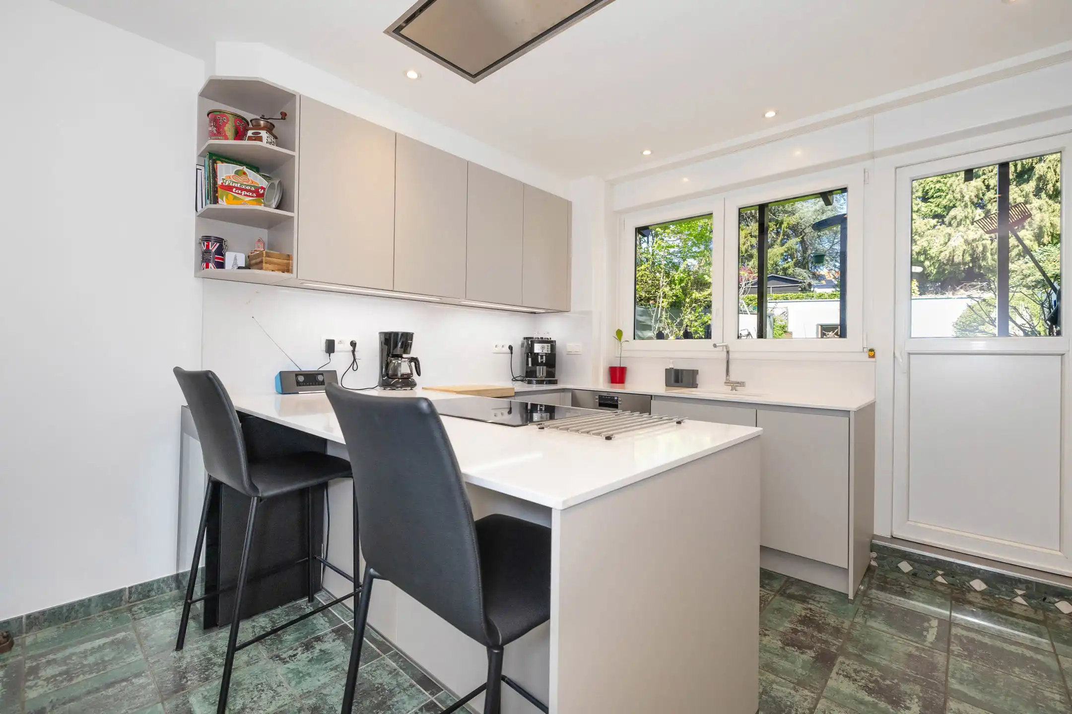 Mooie volumes en grote tuin, een zeldzaamheid in de stad foto 3