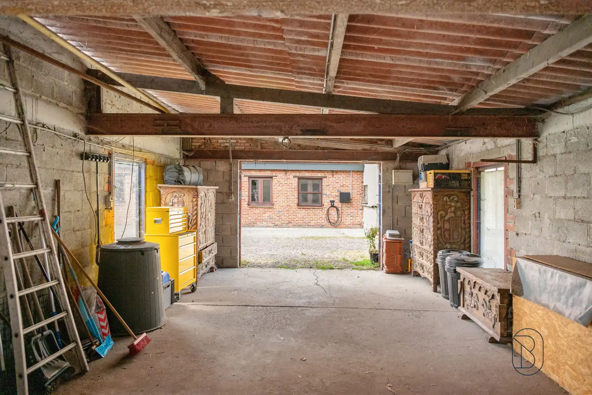 Ruime woning met 4 slpk, garage en bijgebouw op 2.279 m² foto 18